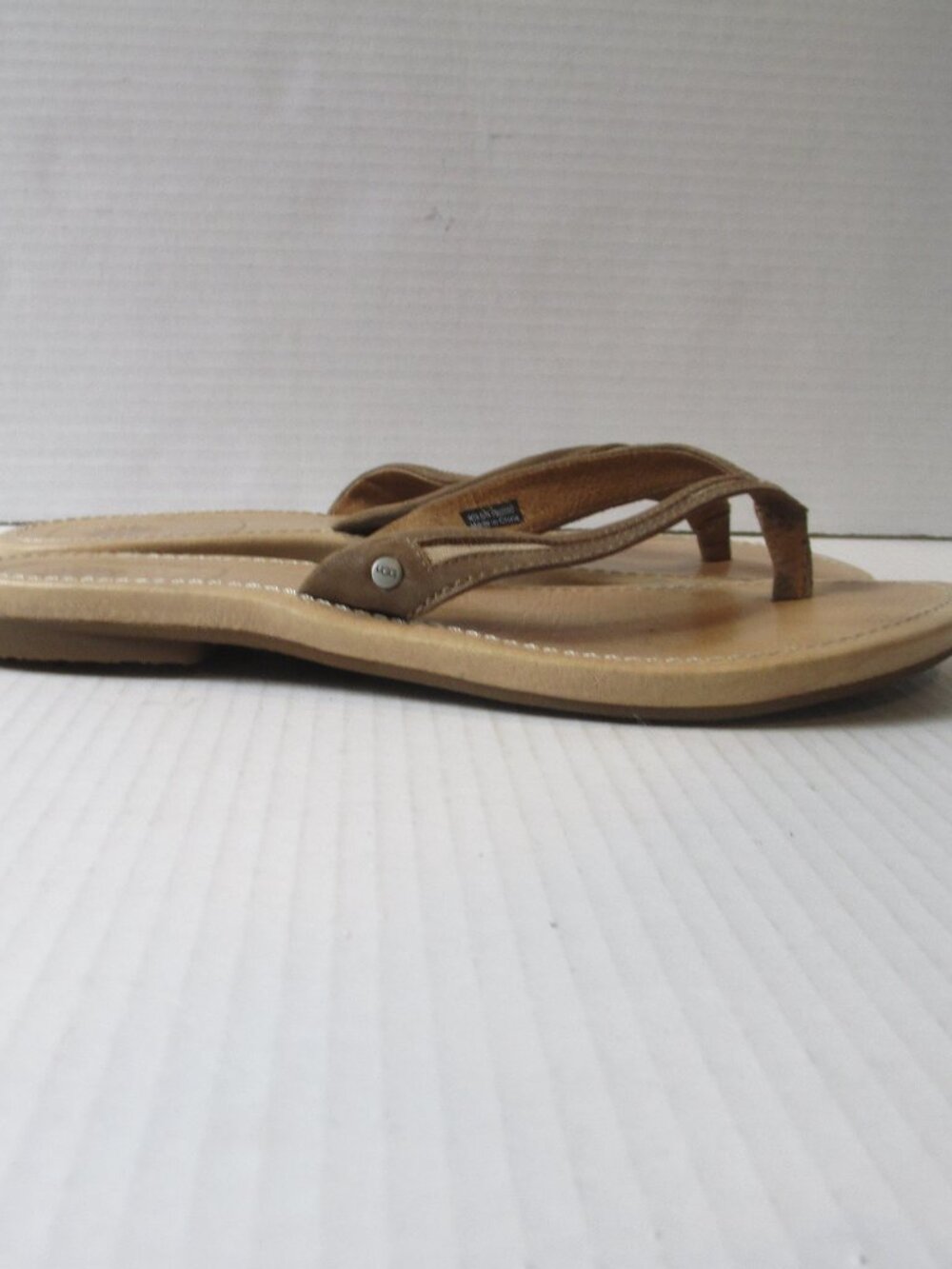 UGG Elyza II Tan/Gold Leather Flip Flop Sandals Comfort Casual Women’s Size 10 - Picture 2 of 8